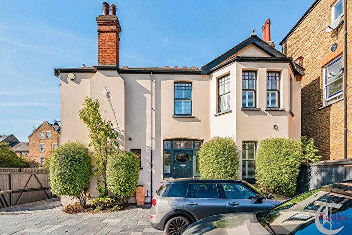 5 Bedroom Semi-Detached House For Sale In Ferme Park Road, N8