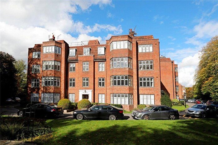 3 Bedroom Flat For Sale In Highlands Heath, Portsmouth Road, SW15