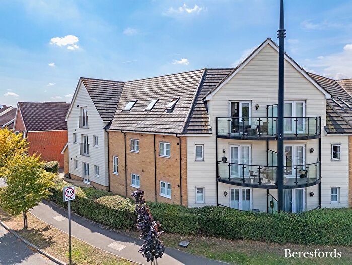 2 Bedroom Flat To Rent In Le Noke Avenue, RM3