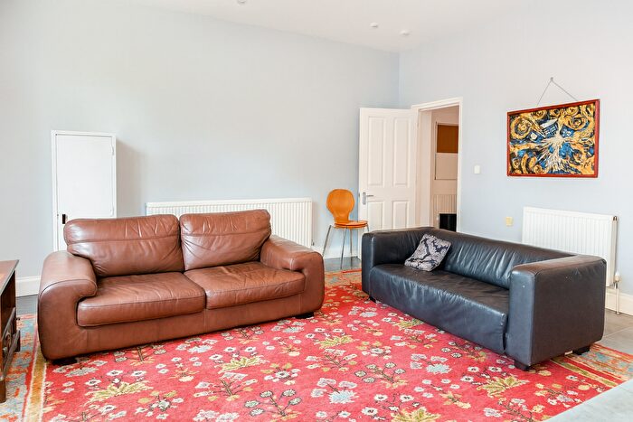 3 Bedroom Flat To Rent In Putney Hill, London, SW15