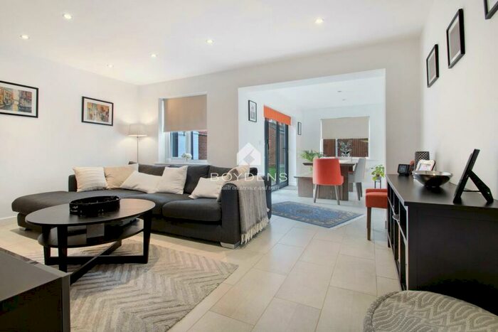 4 Bedroom Link Detached House For Sale In Bassingham Crescent, CO5