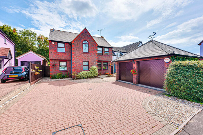 4 Bedroom Detached House For Sale In The Trunnions, Rochford, SS4