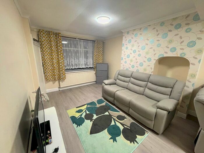 2 Bedroom Link Detached House To Rent In Brainton Avenue, Feltham, TW14