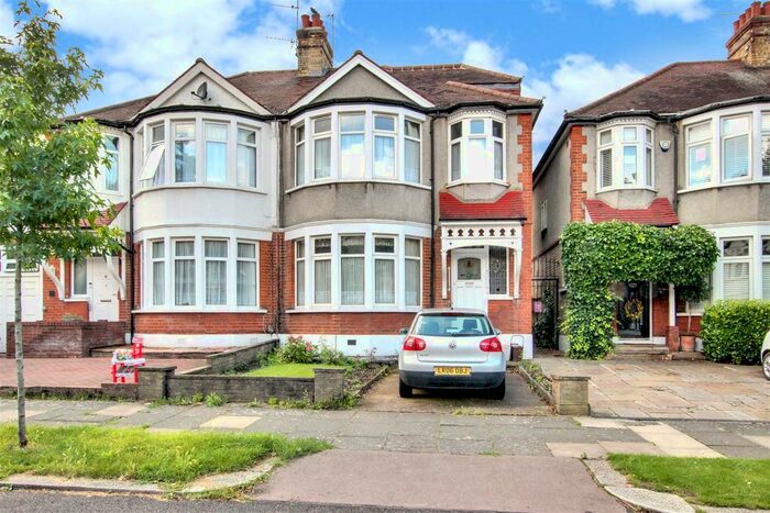4 Bedroom Property For Sale In Woodland Way, London, N21