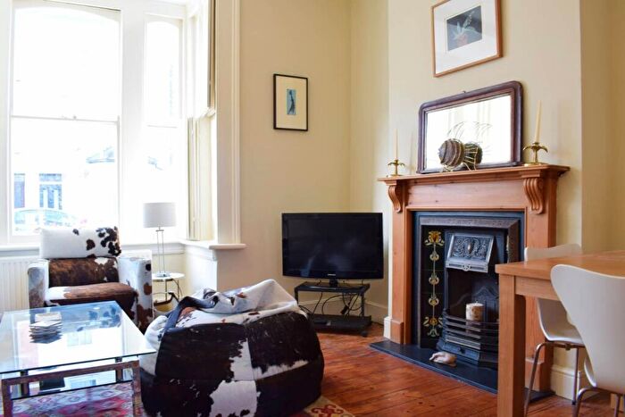 2 Bedroom Flat To Rent In Avenell Road, London ., N5