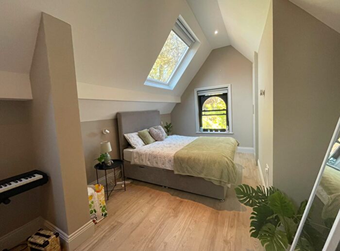 3 Bedroom Flat To Rent In Hyde Terrace, Leeds, West Yorkshire, LS2