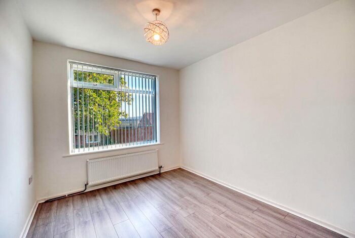 3 Bedroom Semi-Detached House For Sale In Knoll Rise, Dunston, NE11