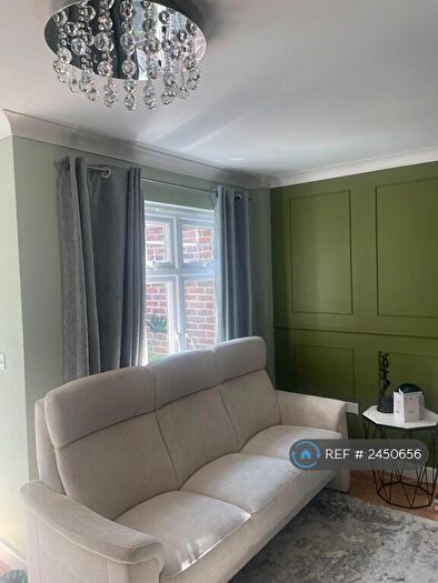 2 Bedroom Flat To Rent In Colonial Road, Slough, SL1