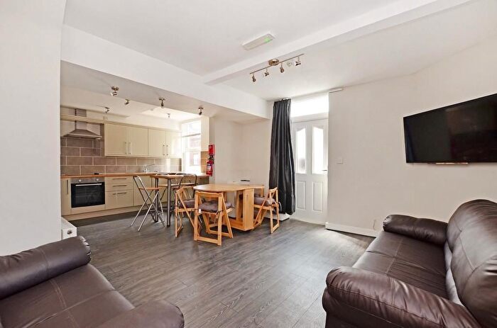 5 Bedroom Semi-Detached House To Rent In Lancing Road, Sheffield, S2