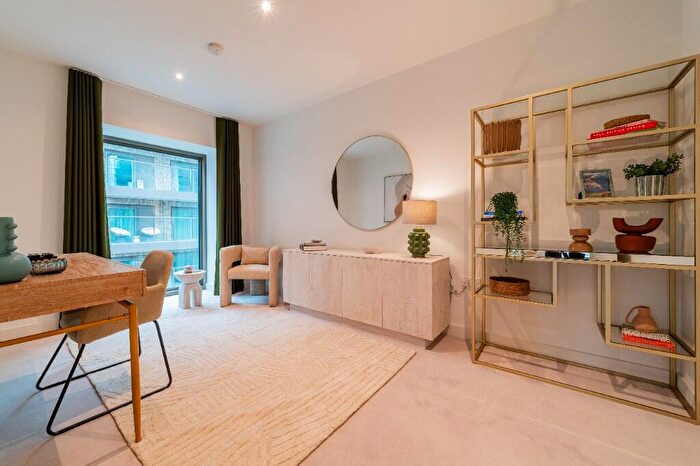 3 Bedroom Apartment For Sale In Starboard Way, London, E16