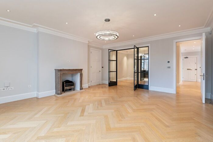 3 Bedroom Flat To Rent In Sloane Square, London, SW1W