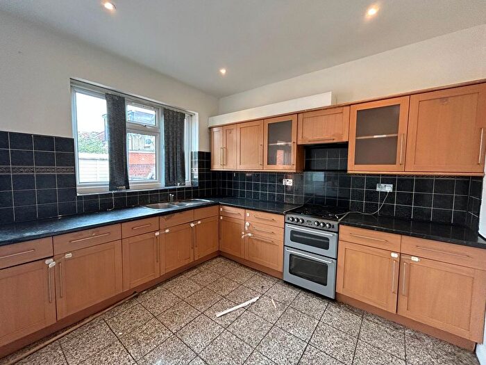 4 Bedroom Semi-Detached House To Rent In Hounslow, TW3