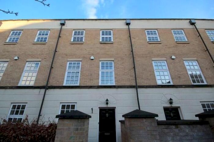 3 Bedroom Town House To Rent In Phoenix Boulevard, York, YO26