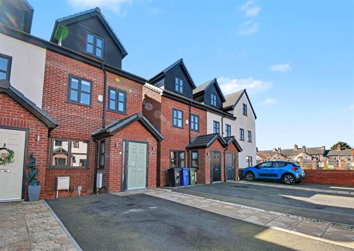 3 Bedroom Semi Detached House For Sale In Brianna Mews, Grimsby, DN32