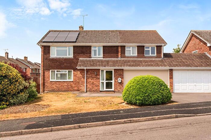 5 Bedroom Link Detached House For Sale In Hunt Close, South Wonston, SO21