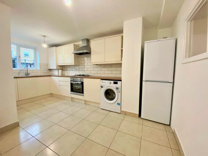 3 Bedroom Flat To Rent In High Road, New Southgate, N11