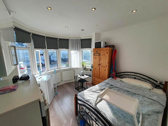 Flat To Rent In Sandringham Road, Golders Green, NW11