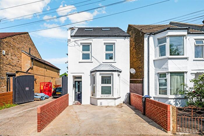 3 Bedroom Flat To Rent In Dryden Road, Wimbledon, SW19