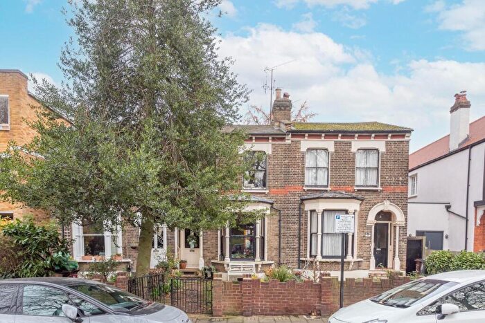 3 Bedroom Terraced House For Sale In Queen Elizabeth's Walk, London, N16