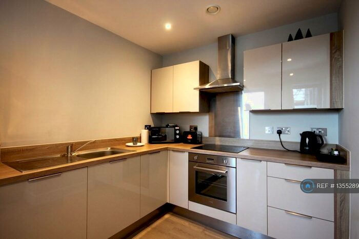 1 Bedroom Flat To Rent In Park House, New Malden, KT3