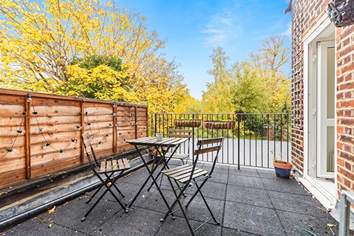 2 Bedroom Flat To Rent In Minster Road, NW2