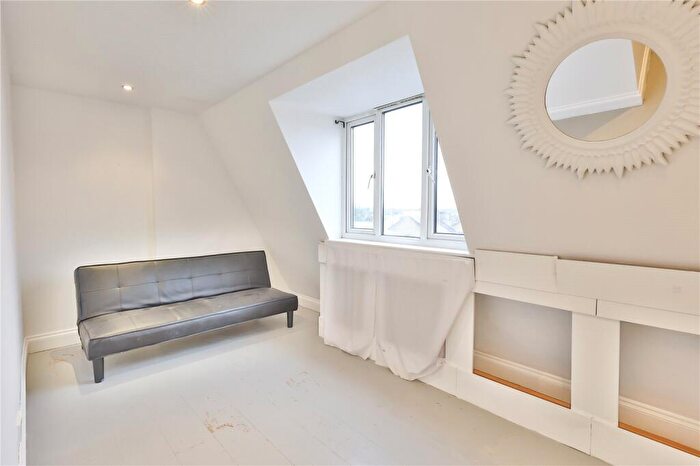 3 Bedroom Apartment To Rent In Hornsey Road, Islington, London, N19