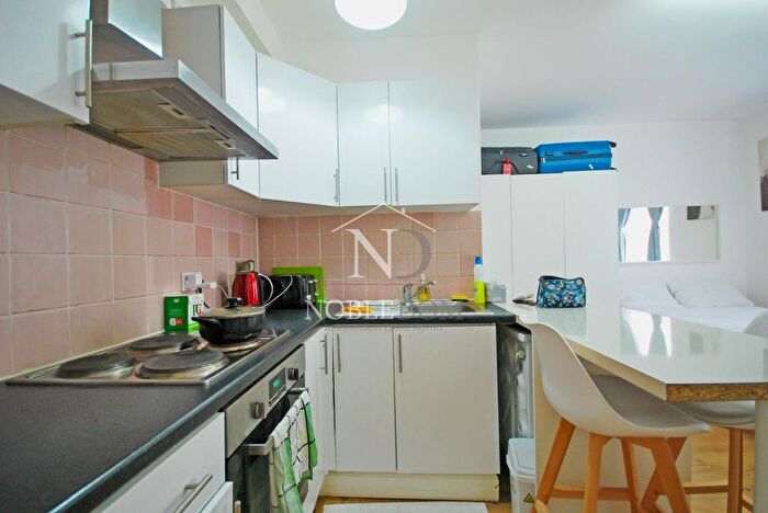 Studio To Rent In Hanworth Road, Hounslow, TW3