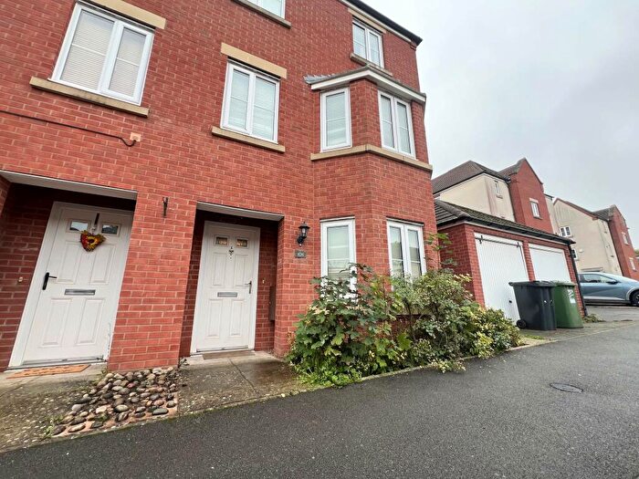 4 Bedroom Semi-Detached House To Rent In Dixon Close, Redditch, B97