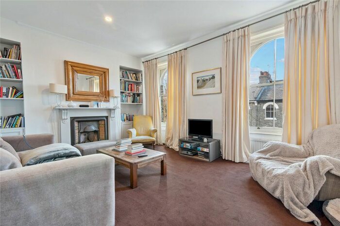 2 Bedroom Maisonette To Rent In Richmond Crescent, Barnsbury, Islington, London, N1