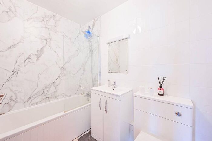 2 Bedroom Flat To Rent In Back Church Lane, Aldgate, London, E1