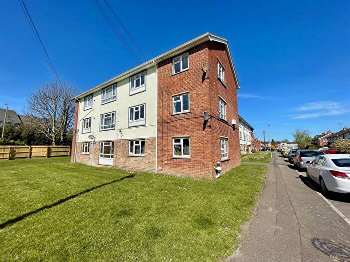 2 Bedroom Flat For Sale In Moonrakers, Devizes, SN10