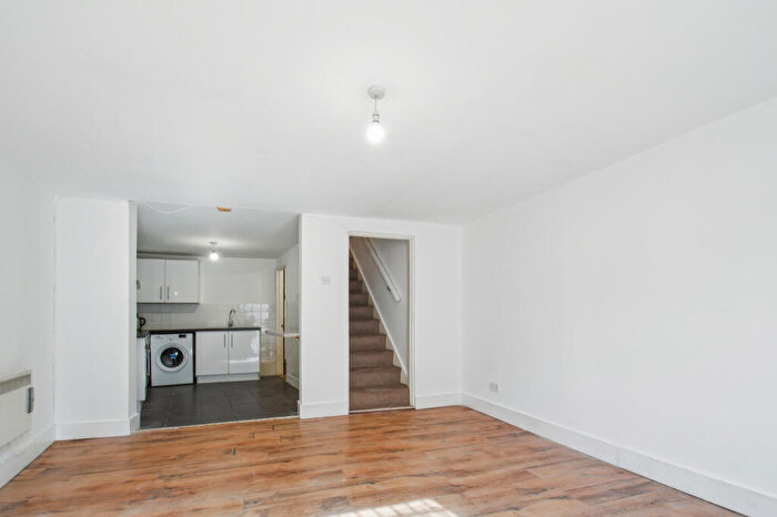 2 Bedroom Apartment For Sale In New Cross Road, London, SE14