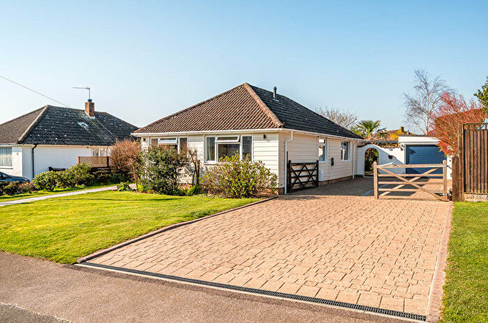 4 Bedroom Bungalow For Sale In Densole, O.I.E.O £, CT18