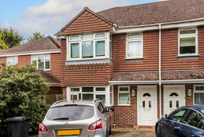 3 Bedroom Semi-Detached House To Rent In Spears Walk, Brighton, BN2