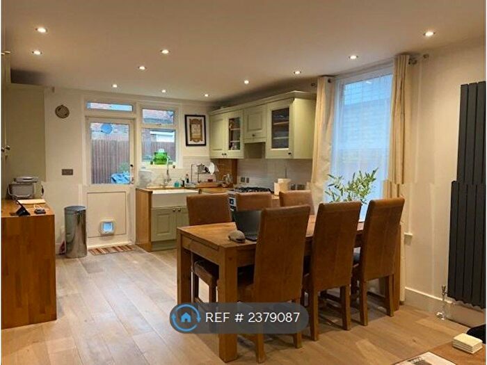 2 Bedroom Flat To Rent In Ormiston Grove, London, W12