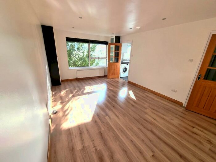 2 Bedroom Flat To Rent In Lousada Lodge, Avenue Road, London, N14