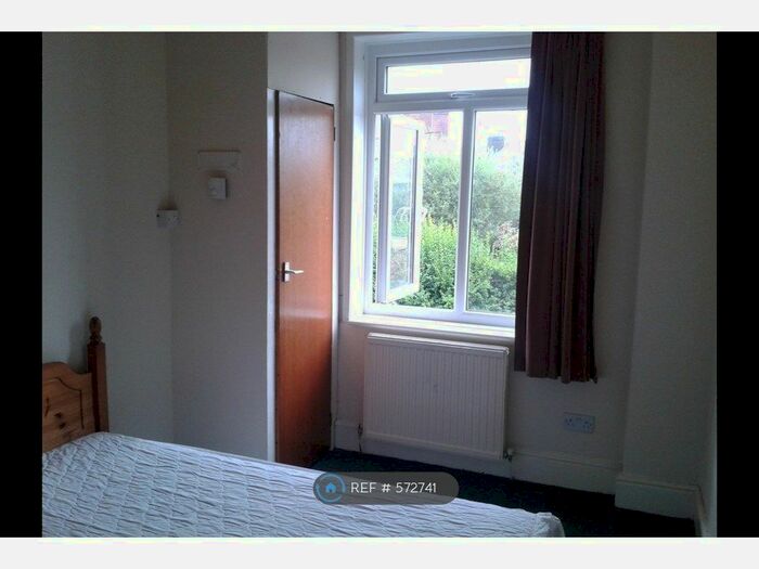 1 Bedroom Flat To Rent In Waverley Road, Manchester, M9