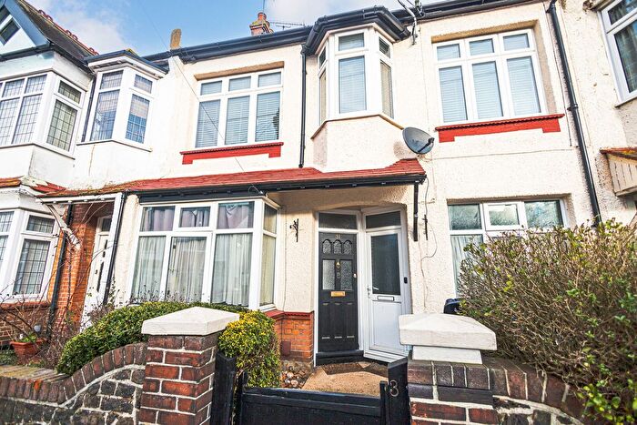 2 Bedroom Flat For Sale In Maple Avenue, Leigh-On-Sea, SS9