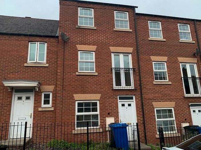 3 Bedroom Town House To Rent In Richmond Gardens, Chesterfield, S41