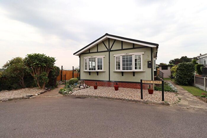 3 Bedroom Park Home For Sale In Queens Avenue, Hullbridge, SS5