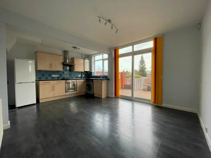 3 Bedroom Terraced House To Rent In Shelley Road, Luton LU4