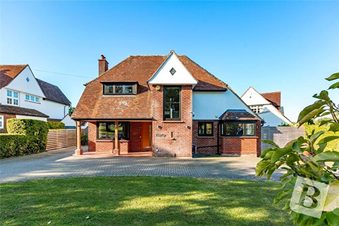 4 Bedroom Detached House For Sale In Hillside Walk, Brentwood, Essex, CM14