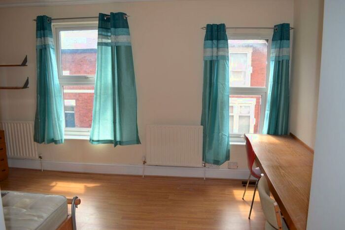 3 Bedroom House To Rent In Available Summer -, DE22