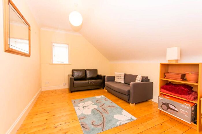 2 Bedroom Flat To Rent In Walm Lane, Willesden, London, NW2