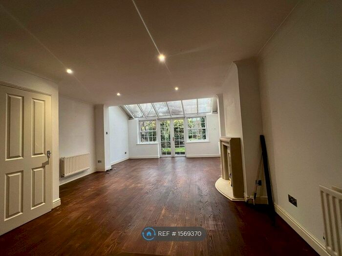 4 Bedroom Semi-Detached House To Rent In Burnell Gate, Chelmsford, CM1