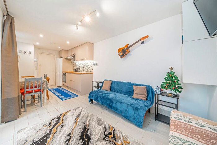 2 Bedroom Flat For Sale In Sussex Way, Upper Holloway, N19