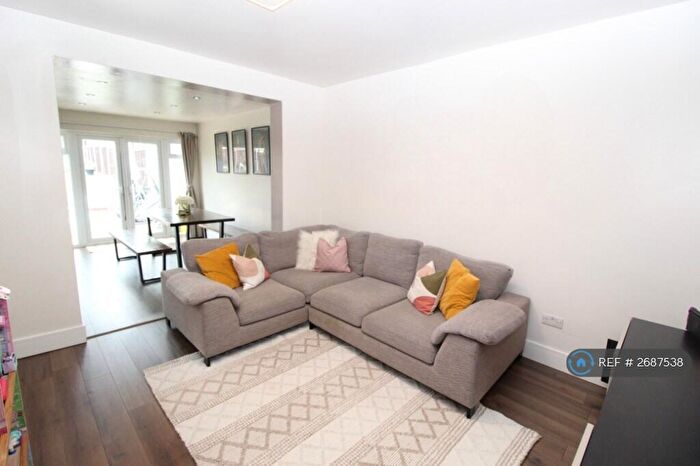 3 Bedroom Terraced House To Rent In Wardown Crescent, Luton, LU2