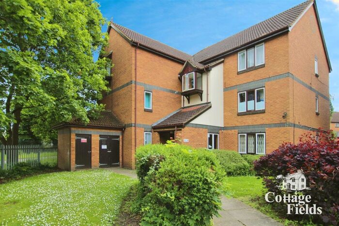 2 Bedroom Flat To Rent In Swaythling Close, London, - Virtual Freehold, Excellent Investment Opportunity, N18