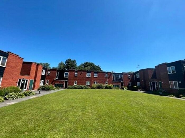 2 Bedroom Flat For Sale In Blackmoor Court, Leeds, LS17