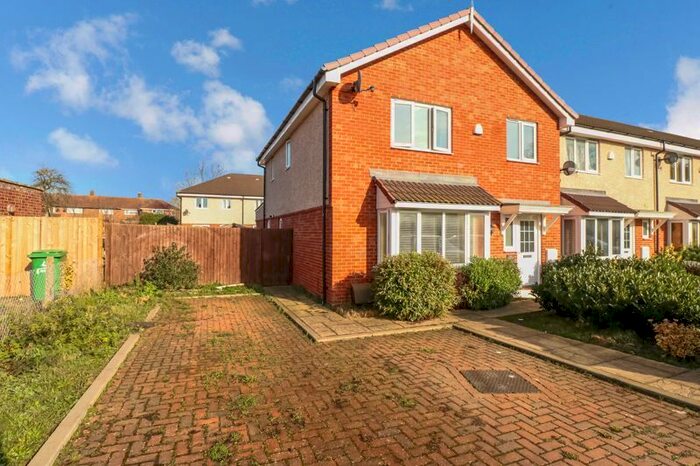 5 Bedroom Semi-Detached House To Rent In The Cherries, Slough, SL2